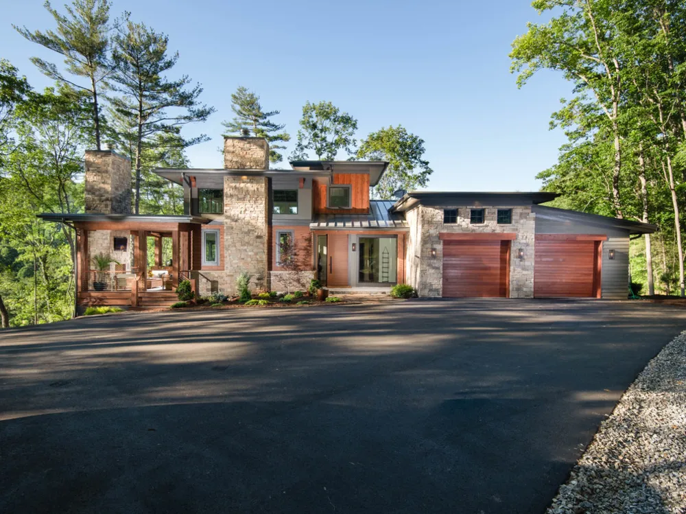 Современный органический дом в горах