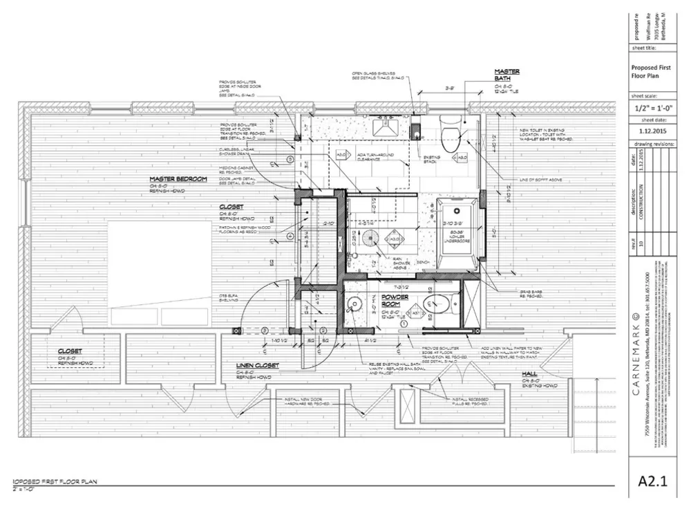 Esteetön pääkylpyhuone, jossa on ylellinen tunnelma