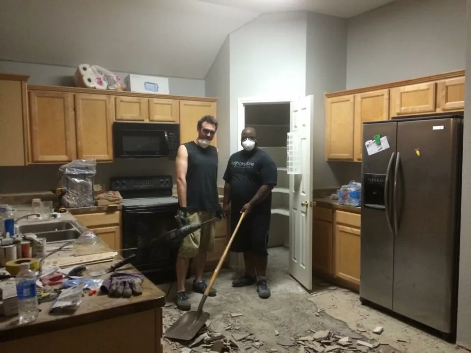 Par gør over deres køkken et trin ad gangen