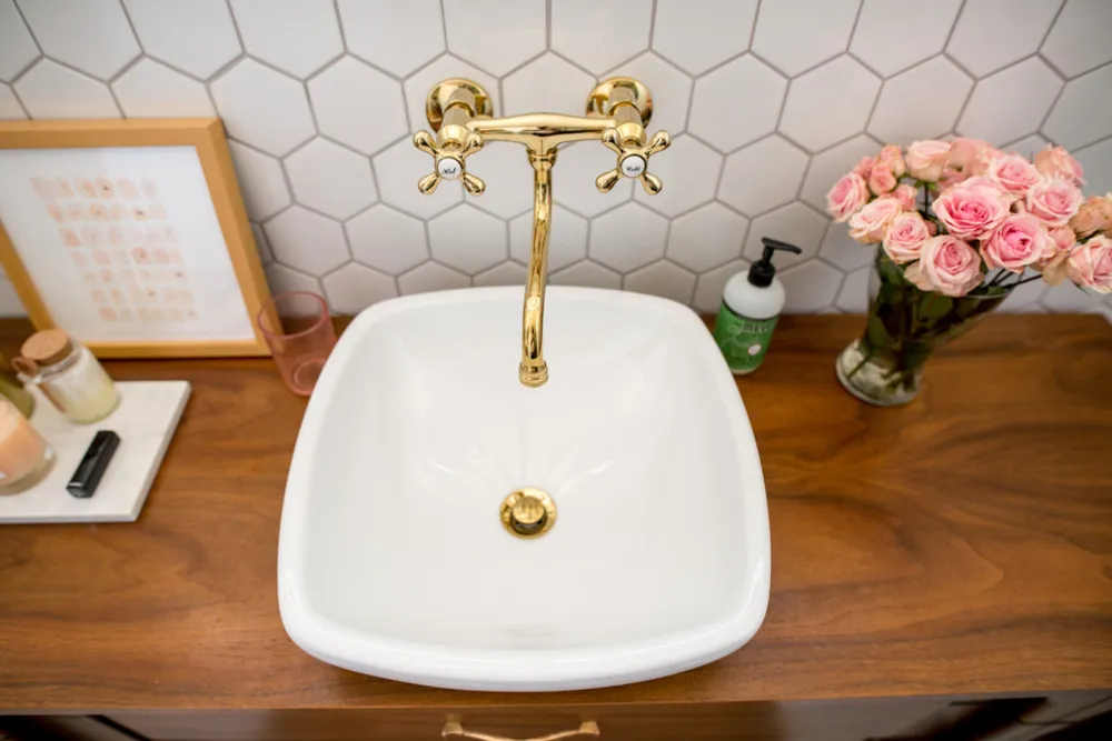 Po - detailní záběr nového dřezu a nástěnné baterie (také od Kingston Brass)