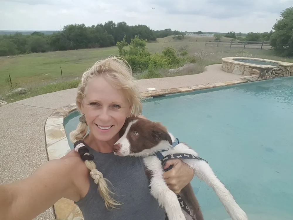 Valp drar sprinkler genom Doggy Door, kaos uppstår