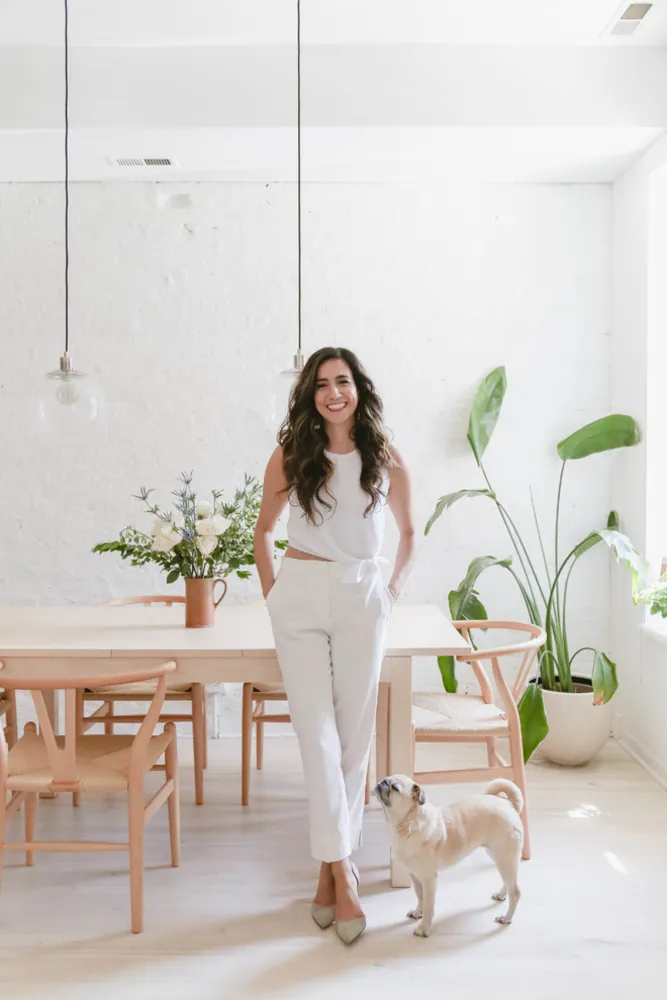 My Servista: invitare bianchi e pastelli in un condominio di Chicago