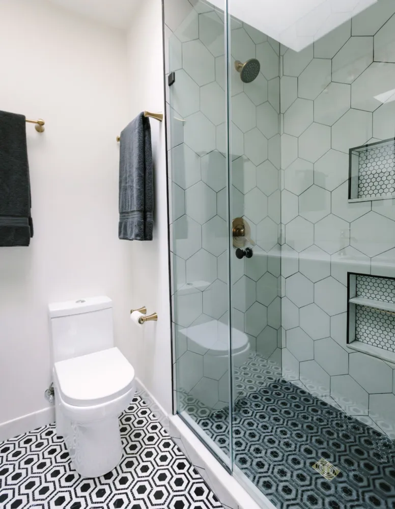 Stor och djärv stil för ett litet huvudbadrum