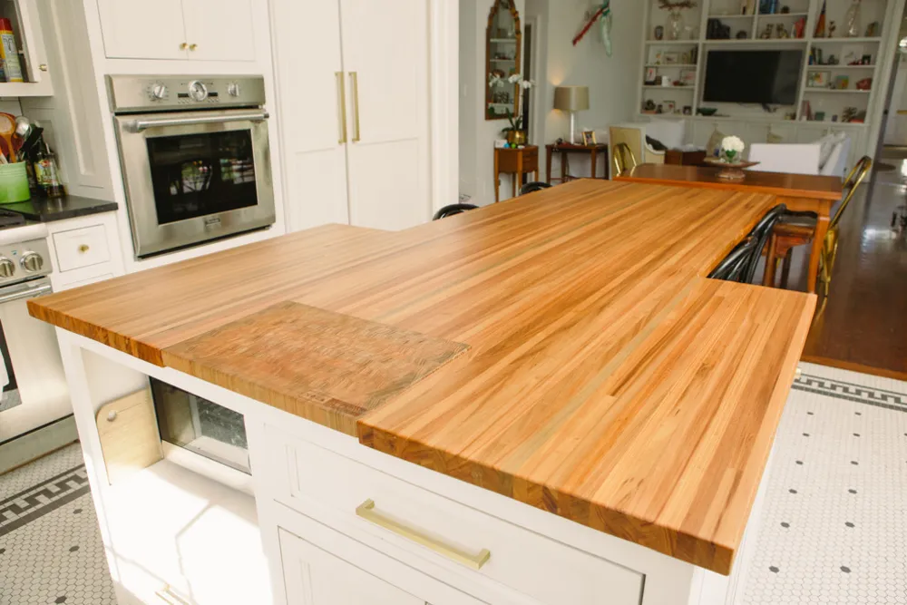 Sinker Cypress Kitchen Island med infälld sädskärbräda