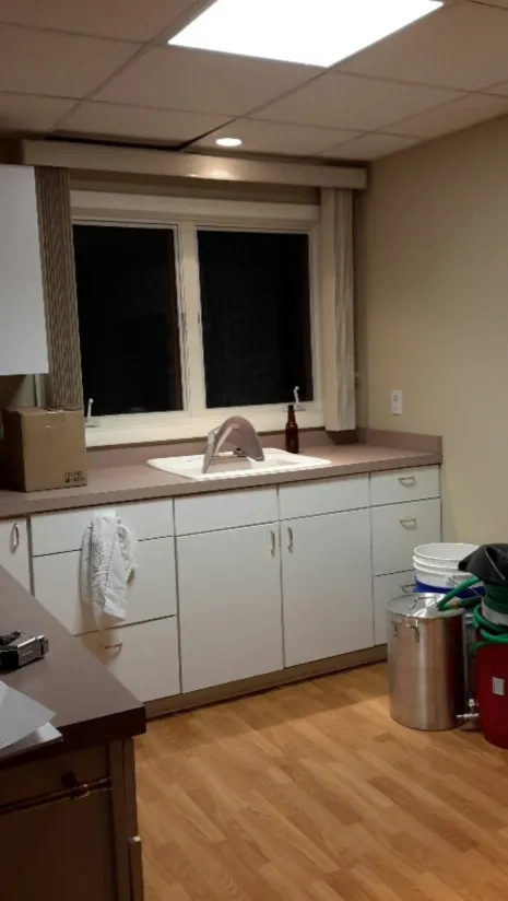 En källarrenovering välkomnar ett varmt industriellt hembryggeri