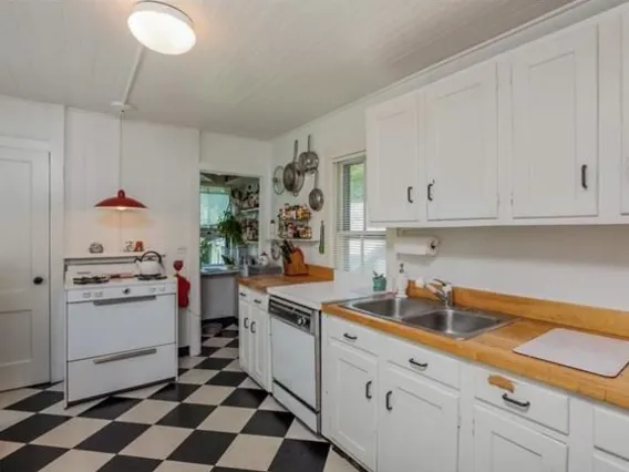 Renovert kjøkken gjenvinner historisk sjarm i gårdshuset fra 1810