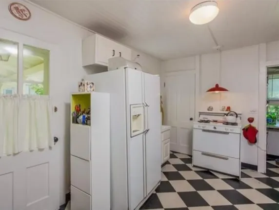 Renovert kjøkken gjenvinner historisk sjarm i gårdshuset fra 1810