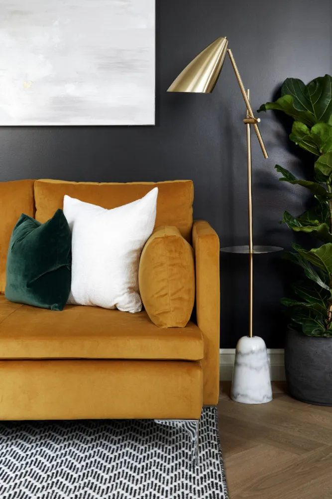 Hampstead Manor - současný černý obývací pokoj s akcenty v tónech drahokamů