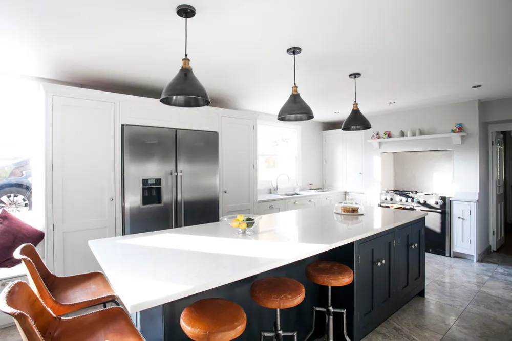 Ett fräscht och modernt kök för en upptagen arbetande familj av Burlanes