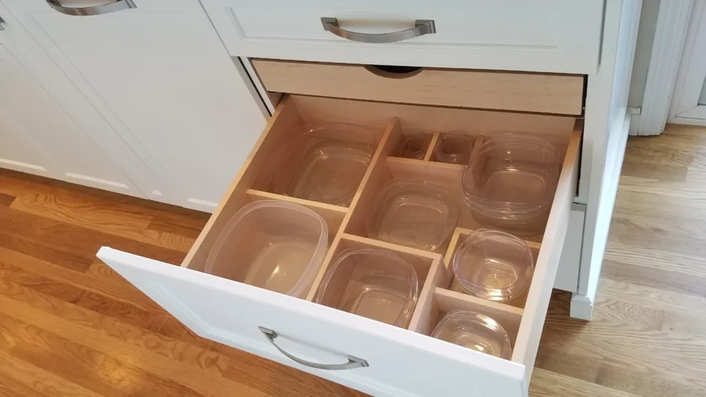 Białe szafki kuchenne z białym granitem Orion i urządzeniami Thermador SubZero