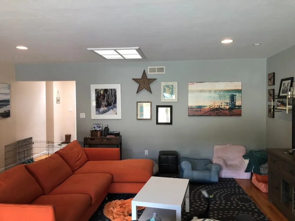 Kuchnia z białą, drewnianą i niebieską wyspą firmy Hope Pinc