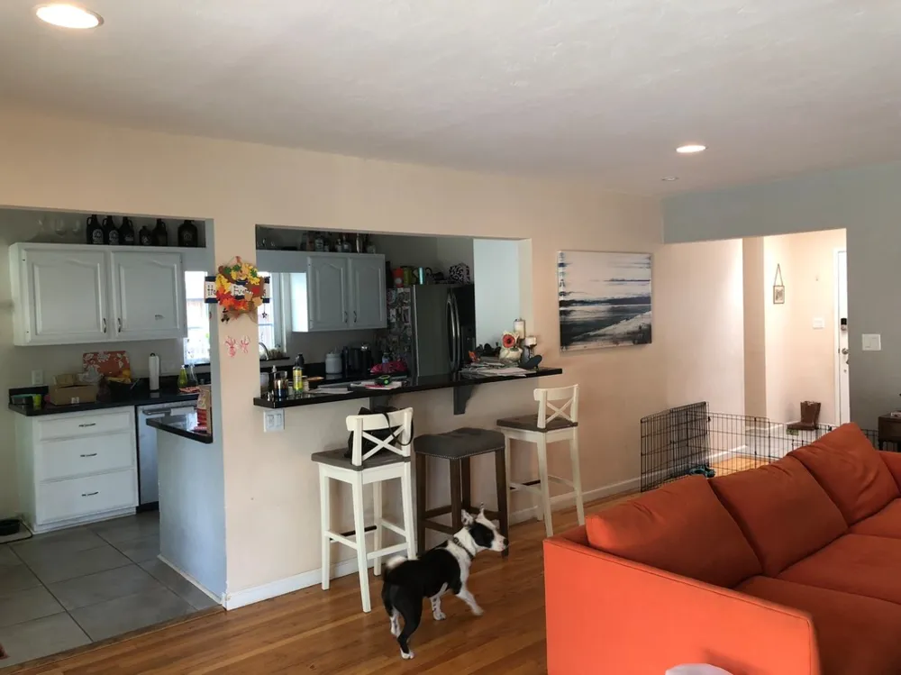 Kuchnia z białą, drewnianą i niebieską wyspą firmy Hope Pinc