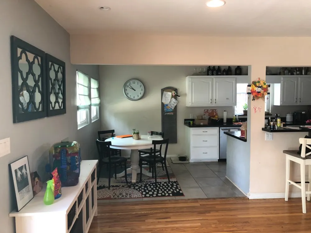 Biała, drewniana i niebieska kuchnia na wyspie firmy Hope Pinc