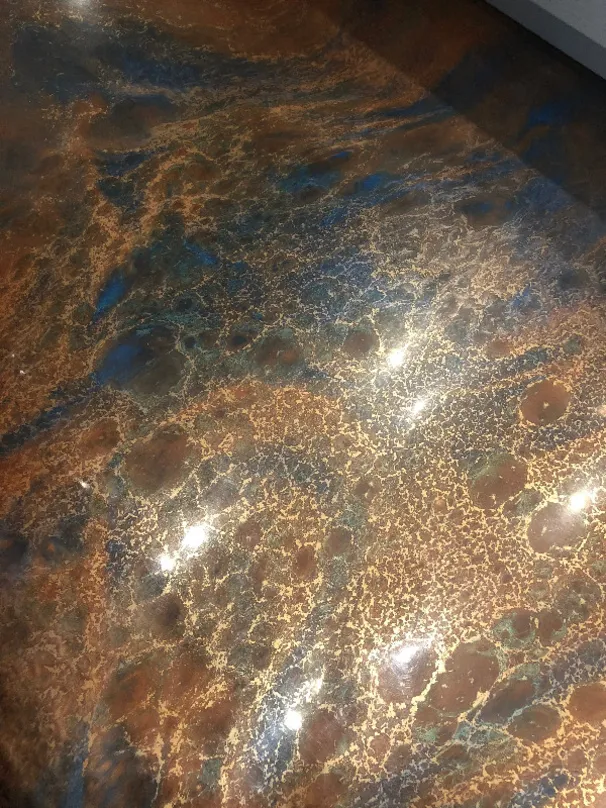 Ett golv flyter som en flod i detta unika utrymme