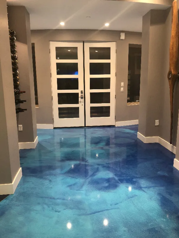 Ett golv flyter som en flod i detta unika utrymme