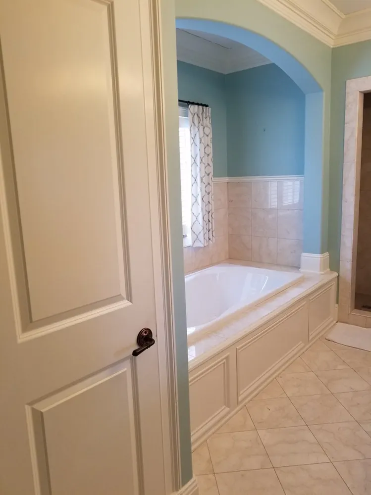 Badeværelse af marmor og messing