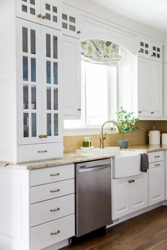 Gult og hvidt køkken