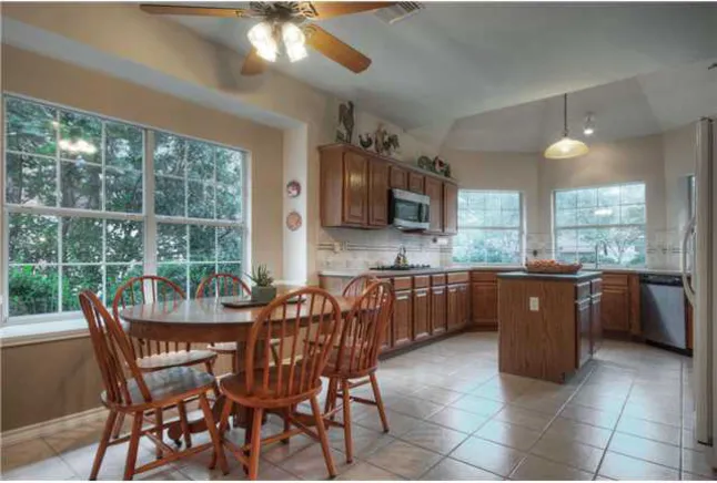 Mein Servista: Stimmungsvolle Wandbehandlungen und vielseitiger Stil in Austin