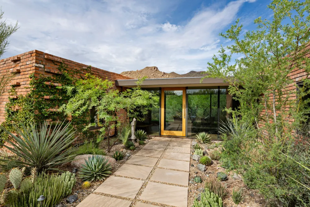 Vuosisadan puolivälissä huoletonta | Etuosa