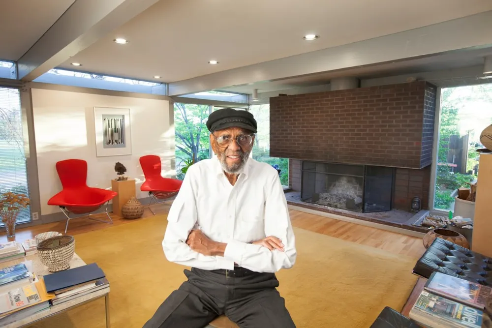 John Henderson ve svém domě