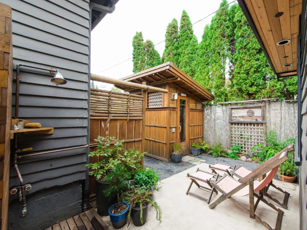 Japanisches modernes ADU – kleines Haus für einen Designer
