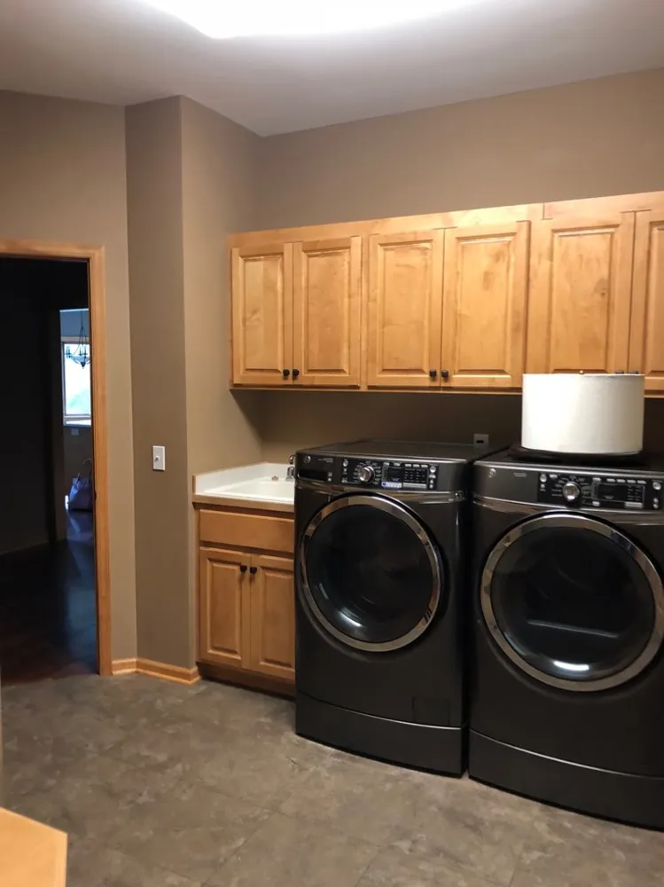 Una lavanderia calda e luminosa per accoglierli a casa