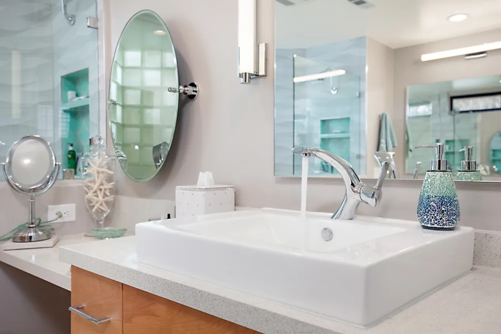  Lavabo-vasque fonctionnel à rebord large avec un élégant robinet en chrome poli 