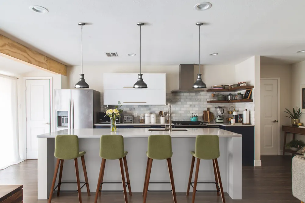 Guarda come diverse luci e sgabelli da bar cambiano l'aspetto di 1 cucina