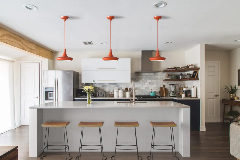 Guarda come diverse luci e sgabelli da bar cambiano l'aspetto di 1 cucina