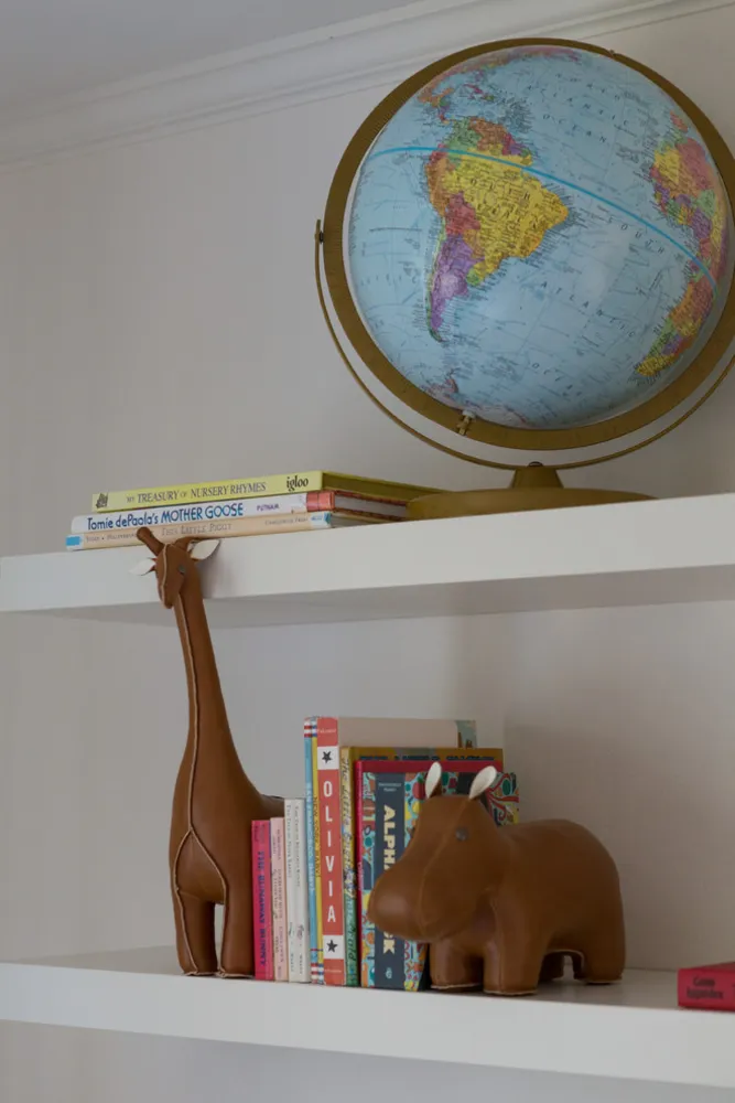 Neutrale hedendaagse kinderkamer