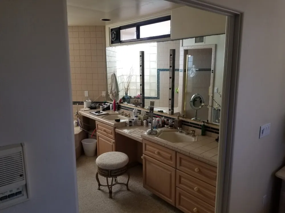 Coastal Master Bath Retreat - Avant la vue extérieure de la vanité