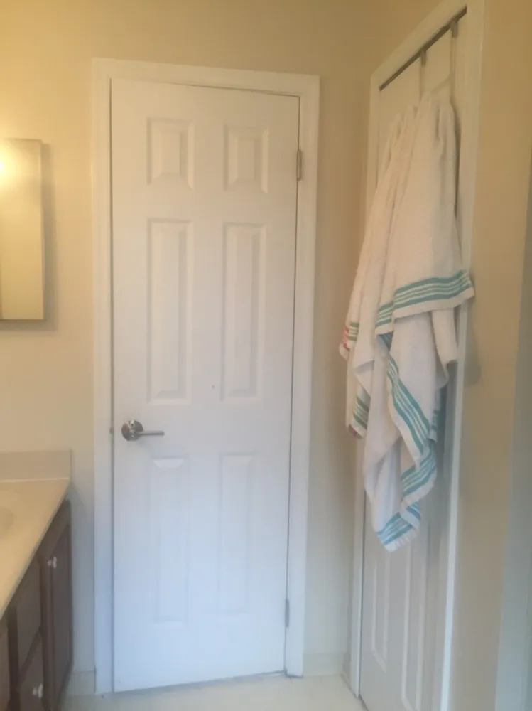 Färgglad strandinspirerad design för tre små barn