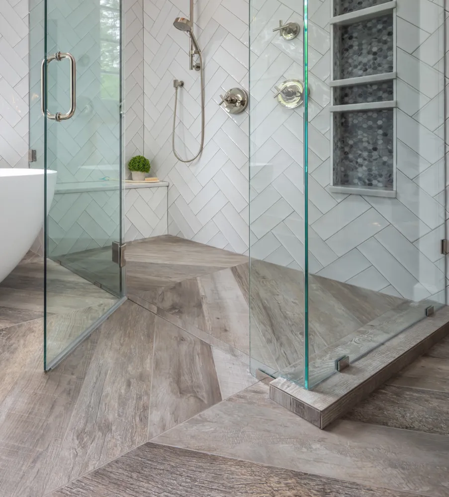 Renovación del baño de la granja moderna de Raleigh