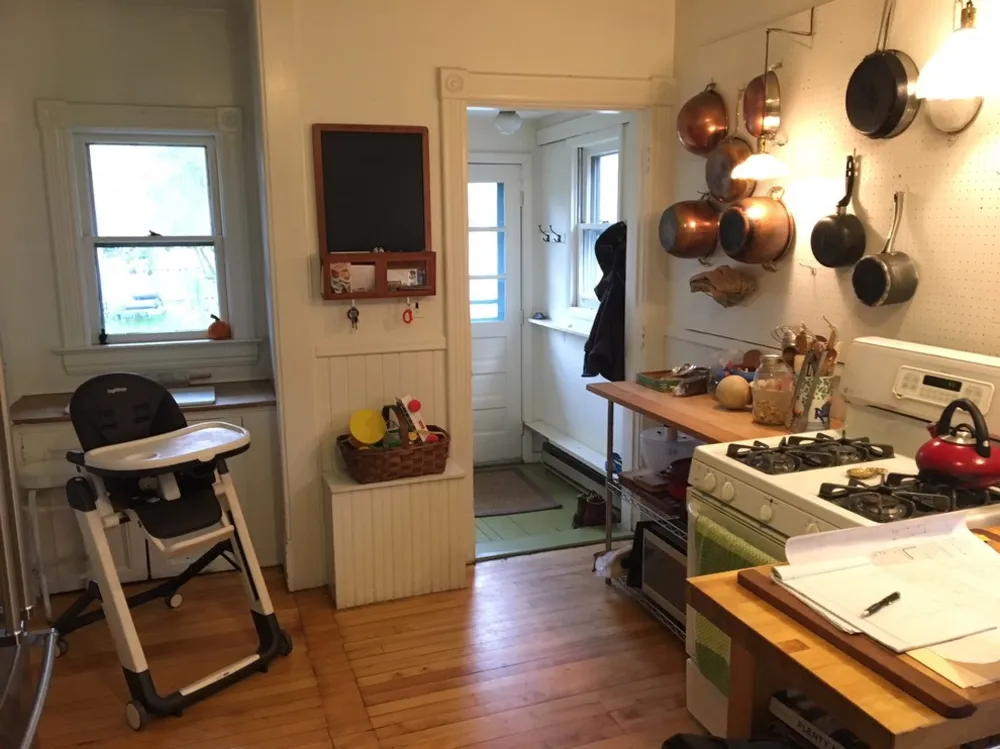 Cucina Shaker grigia con ripiani aperti in ciliegio