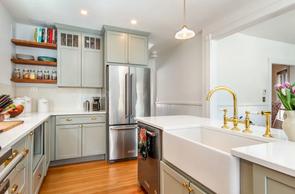 Cucina Shaker grigia con ripiani aperti in ciliegio