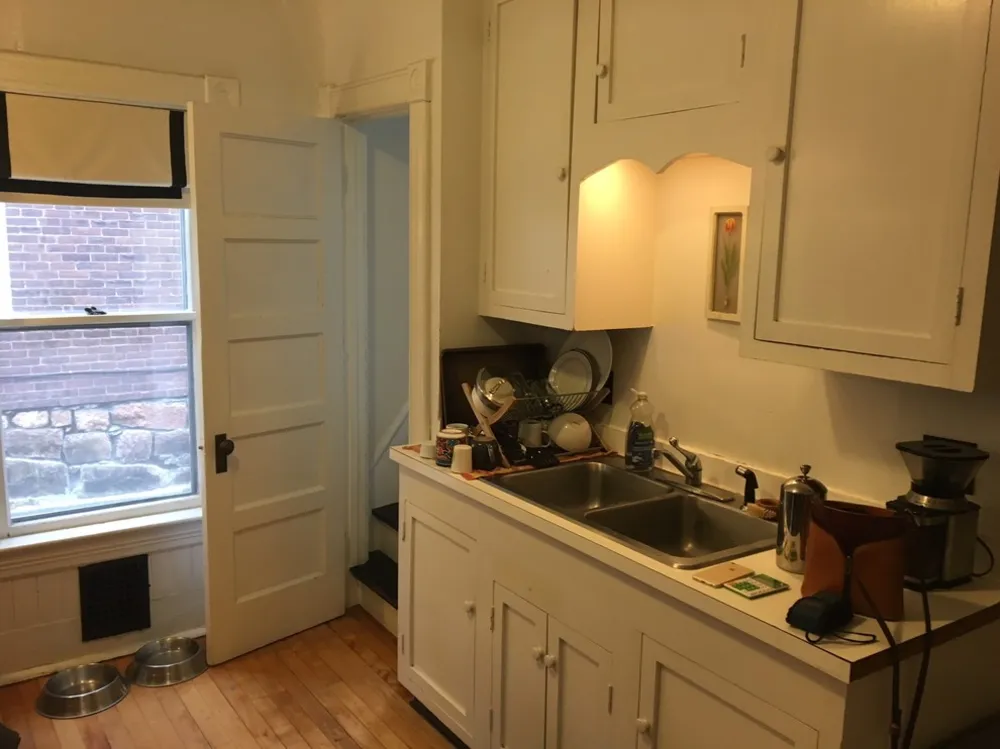 Cucina Shaker grigia con ripiani aperti in ciliegio