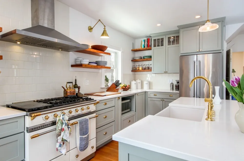 Cucina Shaker grigia con ripiani aperti in ciliegio