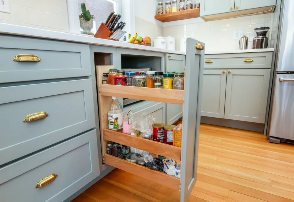 Cucina Shaker grigia con ripiani aperti in ciliegio