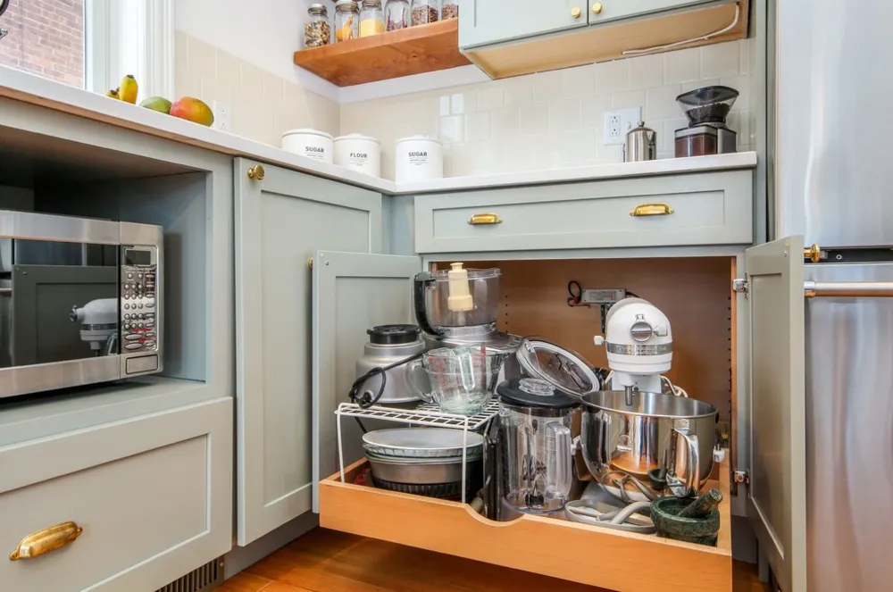 Cucina Shaker grigia con ripiani aperti in ciliegio