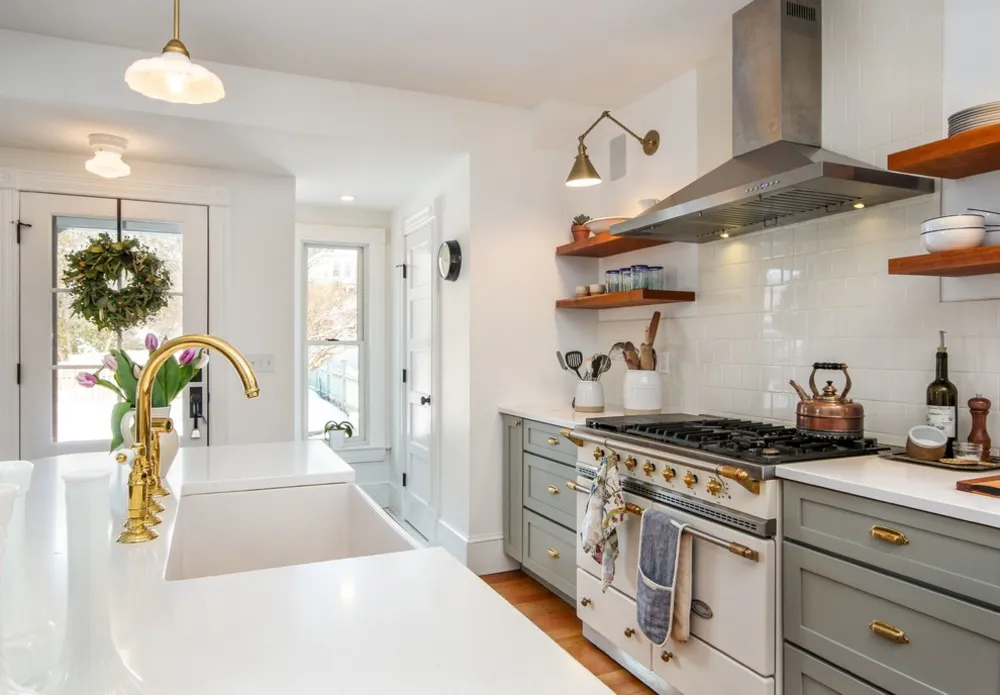 Cucina Shaker grigia con ripiani aperti in ciliegio