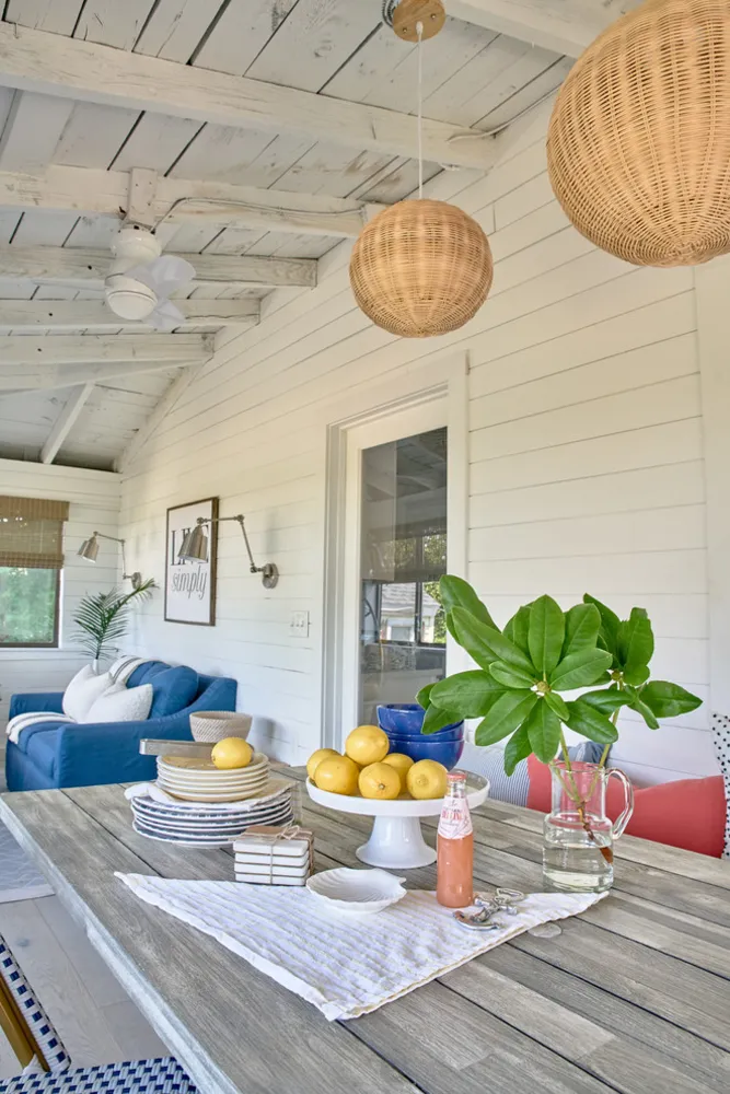 Servista Tour: Sophisticated Coastal Style in 870 Square Feet