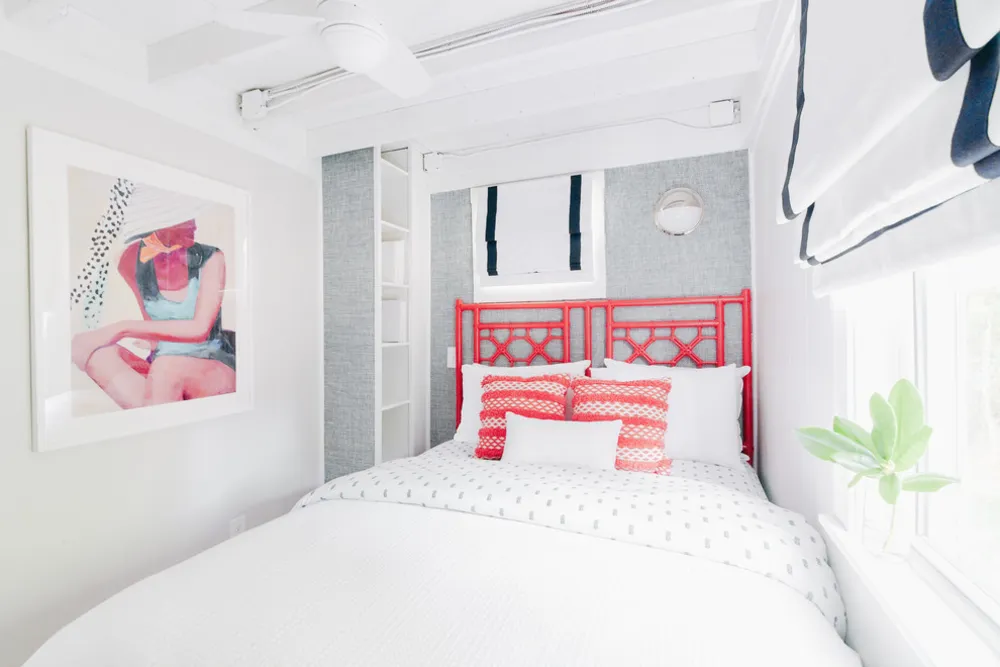 Servista Tour: Sophisticated Coastal Style in 870 Square Feet