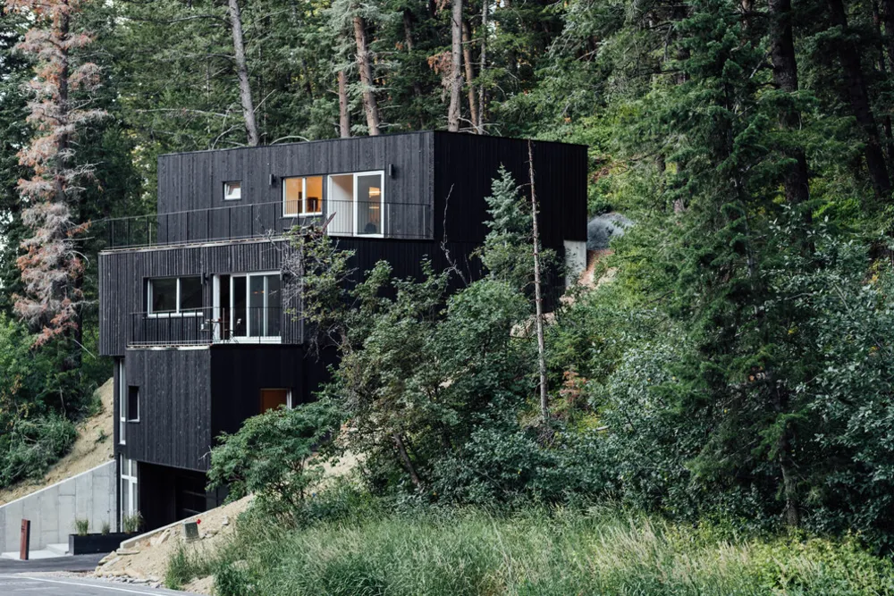 Servista Tour: Passiivitalo jyrkällä ja lumisella paikalla