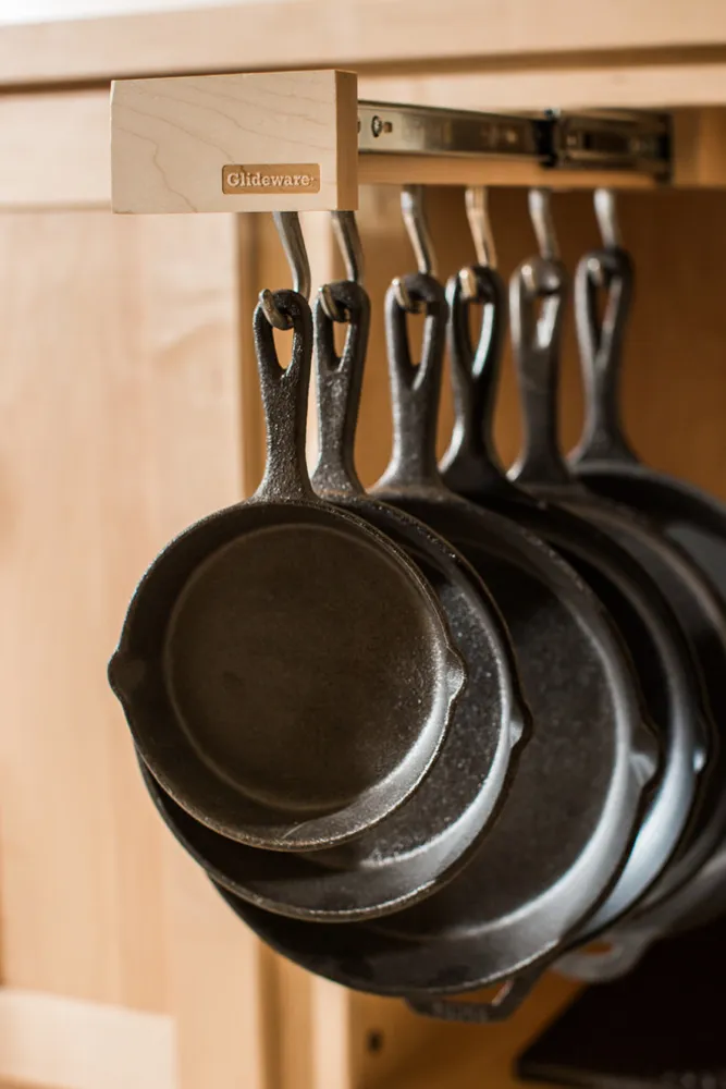 Żeliwny organizer na przybory kuchenne