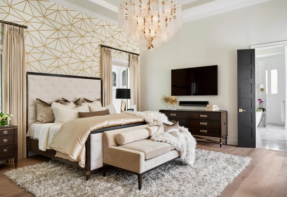 Luxe Master Bedroom met Goud en Wit Behang Feature Wall