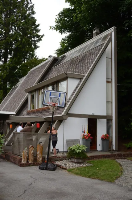 Servista Tour: Glass, Timbers and Angles Shape a Unique Home