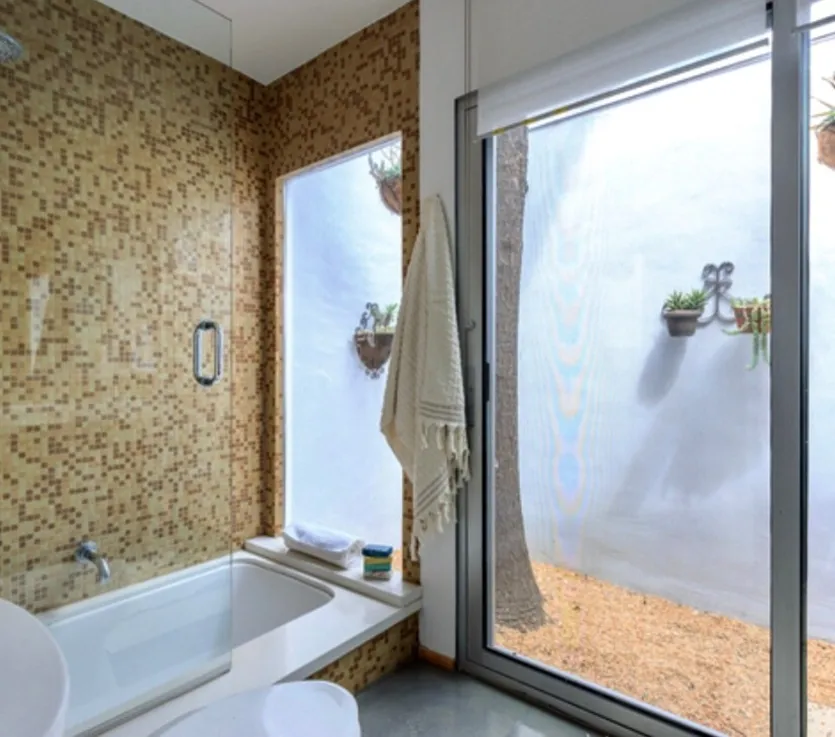 Buiten-/binnenbadkamer in de Hollywood Hills