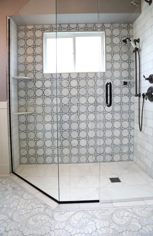 Kunstglas og marmor brusefliser