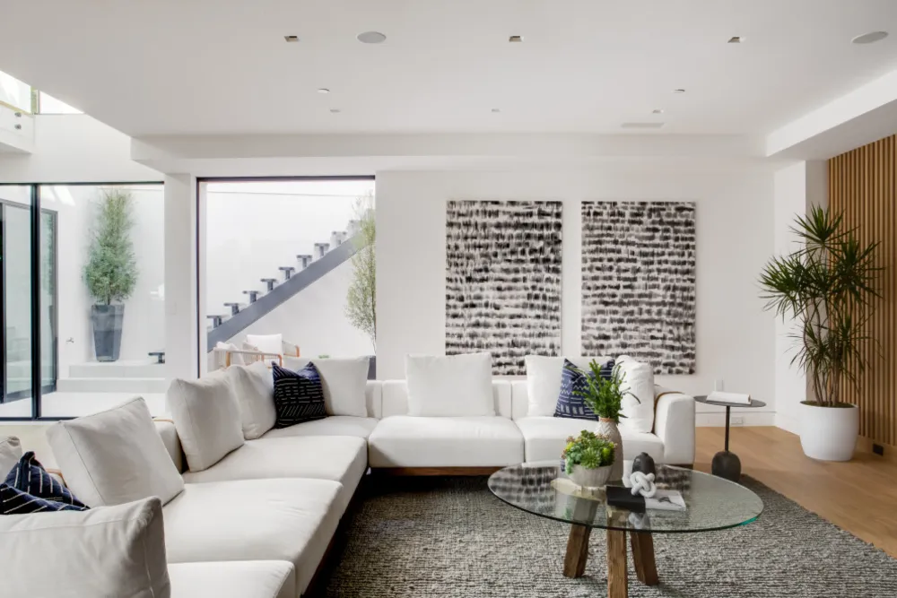 Белые паруса в стиле модерн середины века