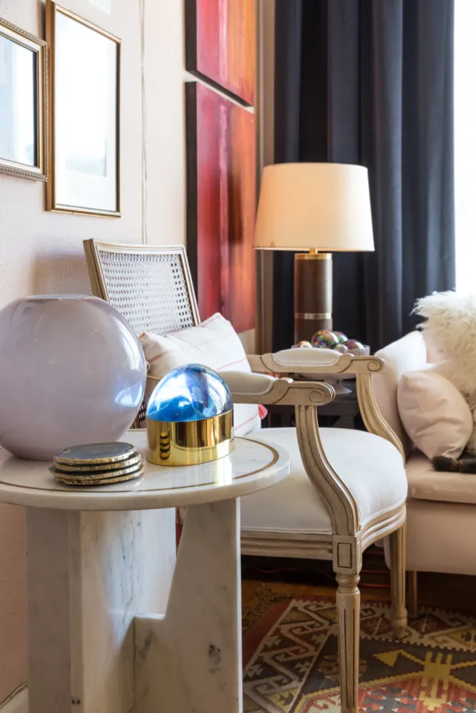 Färg, dramatisk belysning och mönster ger energi till ett hyreshus